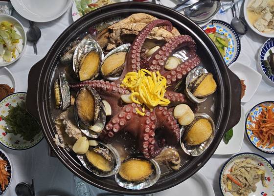 온갖 산해진미로 가득한 강진 회춘탕. '하나로식당'에서 촬영했다. 손민호 기자