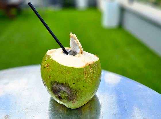 영암군 삼호읍 외국인 거리의 베트남 카페는 커피는 물론이고 코코넛 음료도 판다. 손민호 기자