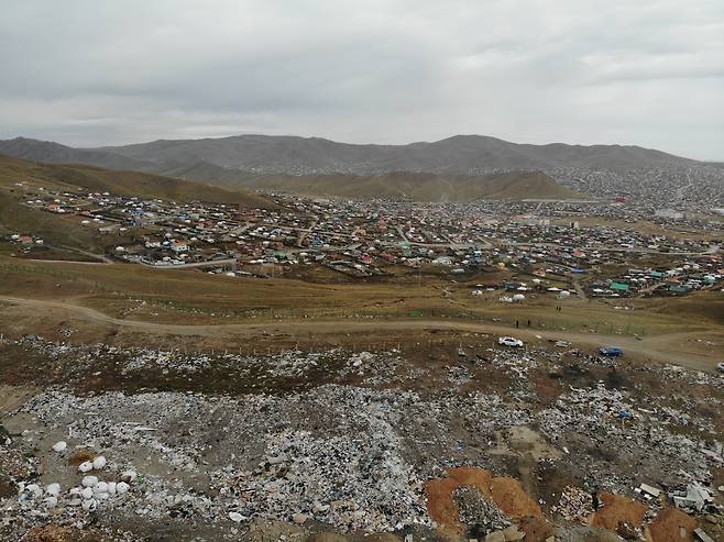 몽골 울란바토르 외곽에 있는 울란촐로트 쓰레기 매립지 주변으로 게르촌이 형성됐다. 천권필 기자