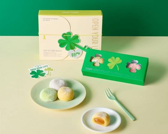 뚜레쥬르가 수험생을 위한 ‘OPEN YOUR LUCK’ 찹쌀떡·전통 엿·케이크 응원 선물을 출시했다. 사진 CJ푸드빌