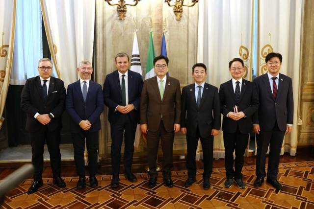 ▲ 우원식 의장이 첸티나이오 상원부의장 면담 참석자들과 기념사진을 촬영하고 있다. 왼쪽부터 조르지오 로베키오 하원의원, 이반 스칼파로토 한이탈리아 의원친선협회 회장, 잔마르코 첸티나이오 상원부의장, 우원식 의장, 박정, 허영, 박상혁 국회의원. 국회 제공.