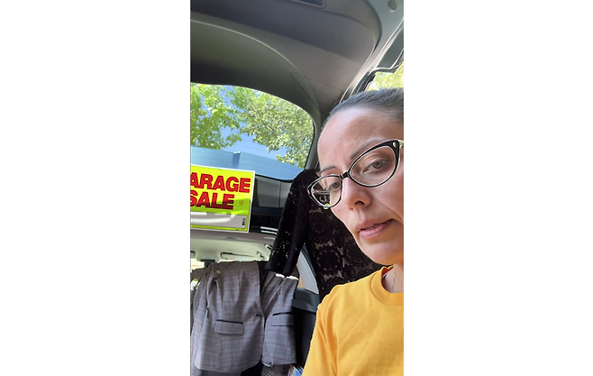 미 노동부 공무원 이멜다 아빌라-토마스 씨가 자신의 차 트렁크에 집에서 안 쓰던 물건을 내놓고 팔고 있다.