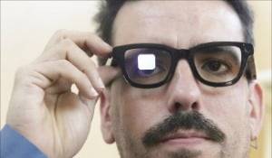 구글이 개발한 스마트 글라스.