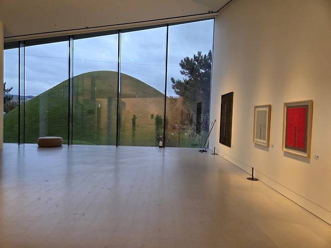 오아르미술관 전시실에서 보이는 전경. 과거 이 미술관 자리에는 모텔이 있었다.