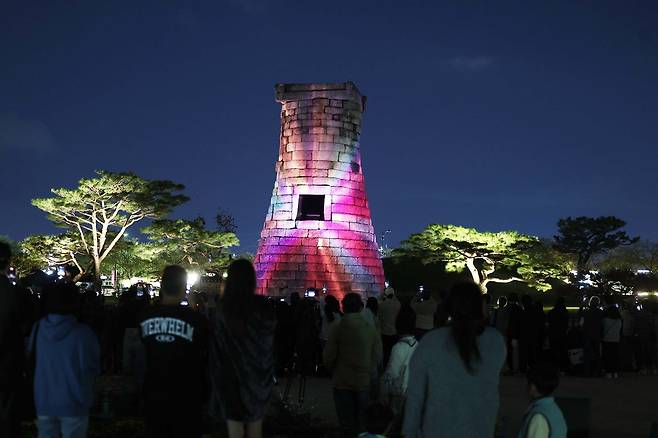 경북 경주시 인왕동 첨성대에서 지난 20일 2025 아시아태평양경제협력체(APEC) 정상회의 개최를 기념하는 미디어아트가 진행되고 있다. 연합뉴스