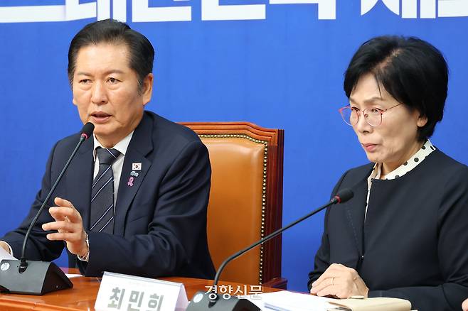 정청래 더불어민주당 당대표가 20일 국회에서 열린 언론개혁특별위원회 허위조작정보 근절안 발표 기자회견에서 모두 발언을 하고 있다. 한수빈 기자