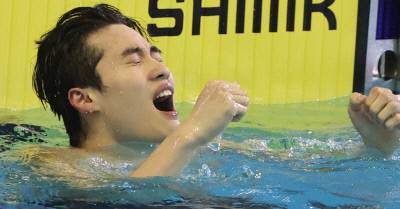 황선우가 지난 20일 제106회 전국체전 수영 남자 일반부 자유형 200ｍ 결승에서 아시아신기록 수립을 확인한 뒤 감격하고 있다. 연합뉴스