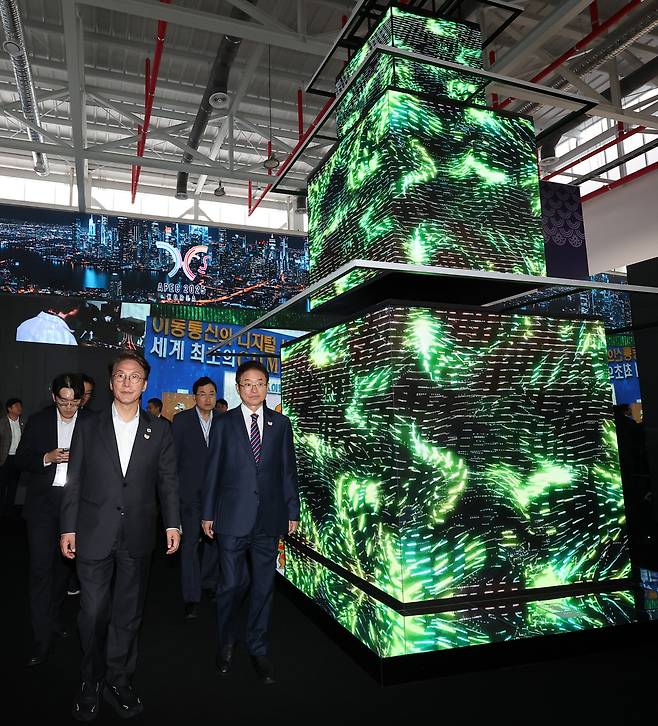 APEC 전시장에 설치된 석가탑 모티브 ‘시간의 탑’ 오는 31일부터 경북 경주시에서 열리는 아시아·태평양경제협력체(APEC) 정상회의를 앞둔 23일 경주 엑스포공원 내 APEC 정상회의 경제 전시장이 공개됐다. 전시장에 불국사 석가탑을 모티브로 대한민국 산업 발전의 여정을 영상으로 소개한 ‘시간의 탑’ 등이 설치돼  있다. 연합뉴스