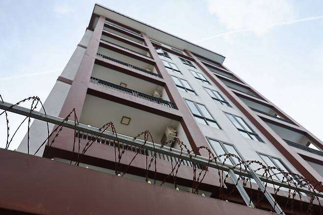 According to Cambodian media, this compound on the outskirts of Phnom Penh was used to conduct online scams. Approximately 48 people, including 33 Korean nationals, were arrested at this site by local authorities on Sept. 15 for their involvement in criminal operations. [NEWS1]