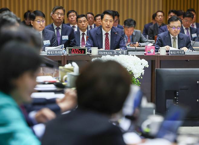 오세훈 서울시장이 20일 서울시청에서 열린 서울시에 대한 국회 국토교통위원회 국정감사에서 위원들의 질의에 답하고 있다. 연합뉴스&nbsp;&nbsp;