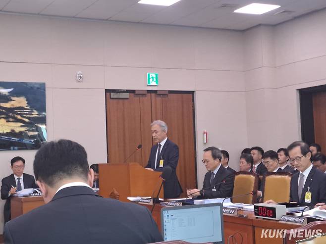 23일 국회 국토교통위원회 국정감사에서 윤명규 HUG(주택도시보증공사) 사장 직무대행이 발언하고 있다. 정덕영 기자
