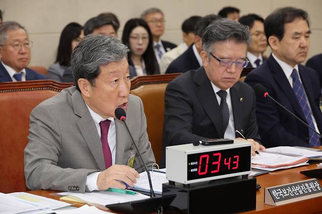 차순도 한국보건산업진흥원장이 22일 국회 보건복지위원회 국정감사에서 의원 질의에 답하고 있다. 연합뉴스