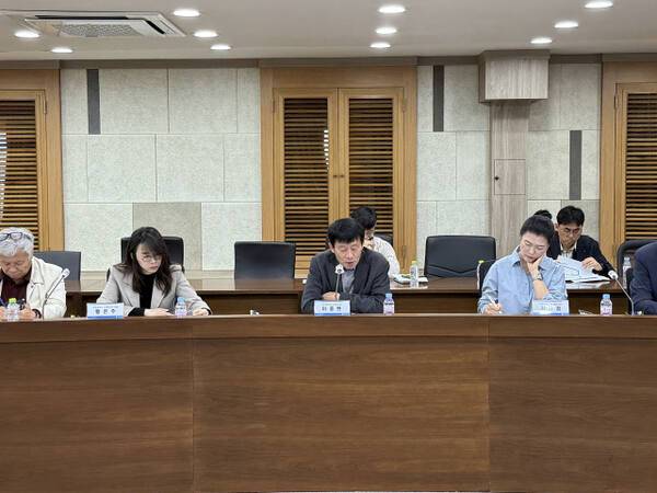 23일 인천시청에서 열린 ‘인천지역 수도권 규제완화 방안’ 정책토론회에서 이종현 인천연구원 도시공간연구부 선임연구위원이 주제발표를 하고 있다. 인천시 제공