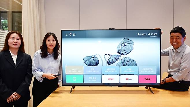 임주영 웹OS UX플랫폼개발팀 책임연구원, , 이유리 LG전자 웹OS UX디자인팀 책임연구원, 전상준 라이프케어 TV 태스크 리더(왼쪽부터)가 LG 이지 TV 옆에서 기념 촬영을 하고 있다. LG전자