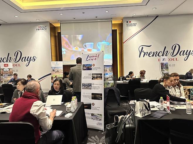 프랑스 현지 관광 안내사무소와 업체들의 부스 / 사진=권효정 여행+ 기자