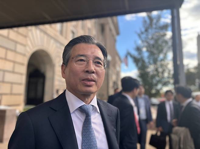 김용범 대통령실 정책실장이 22일(현지시간) 미국 워싱턴DC 상무부서 김정관 산업통상자원부 장관과 함께 미국 측 하워드 러트닉 상무장관과 만나 한미 관세 후속 협상을 진행한 뒤 취재진 질문에 답하고 있다. [뉴스1]