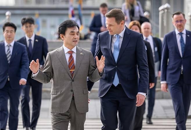 안규백 국방부 장관이 23일 서울 용산구 국방부에서 열린 한-에스토니아 국방장관회담에서 한노 페브쿠르 에스토니아 국방장관과 대화하고 있다. [국방부, 연합뉴스]