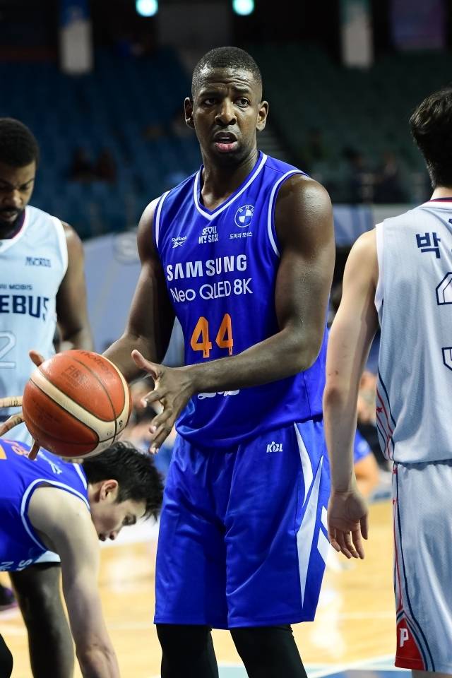 앤드류 니콜슨은 21점 8리바운드를 기록, 분전했으나 웃을 수 없었다. 사진=KBL 제공