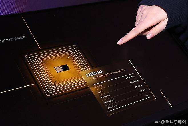 (서울=뉴스1) 박지혜 기자 = 22일 서울 강남구 코엑스에서 열린 제27회 반도체 대전(SEDEX 2025)을 찾은 관람객이 공개된 SK하이닉스 HBM4 실물을 살펴보고 있다.  한국반도체산업협회가 오는 24일까지 개최하는 이 행사는 국내 최대 반도체 전문전시회로 메모리 반도체, 시스템 반도체, 장비·부분품, 재료, 설비, 센서 분야 등 반도체 산업 생태계 전 분야가 참가했다.  2025.10.22/뉴스1  Copyright (C) 뉴스1. All rights reserved. 무단 전재 및 재배포,  AI학습 이용 금지. /사진=(서울=뉴스1) 박지혜 기자