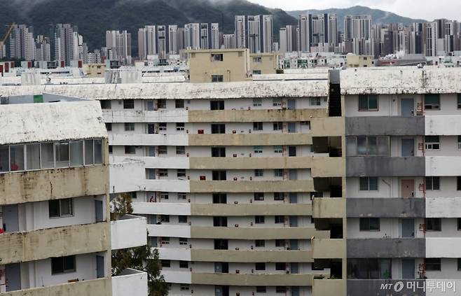 (서울=뉴스1) 오대일 기자 = 서울 강남의 대표 재건축 단지인 은마아파트가 최고 49층, 5893가구 규모의 대단지로 새롭게 태어난다. 서울시는 정비사업 인허가 절차를 대폭 간소화한 '신속통합기획' 2.0'을 은마아파트에 처음으로 적용해 사업 기간을 크게 단축할 계획이다. 사진은 13일 서울 강남구 대치동 은마아파트 모습. 2025.10.13/뉴스1  Copyright (C) 뉴스1. All rights reserved. 무단 전재 및 재배포,  AI학습 이용 금지. /사진=(서울=뉴스1) 오대일 기자