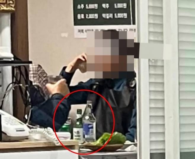 제복을 입은 경찰관들이 식당에서 술자리를 가졌다는 의혹이 확산되며 논란이 일자 경찰이 해명에 나섰다. /사진=온라인커뮤니티