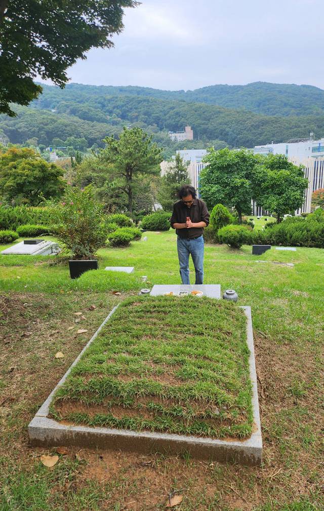 부모님을 합장으로 모시고 절을 올리는 필자.