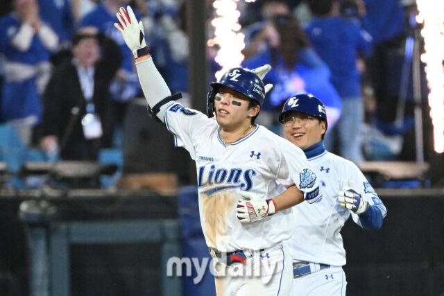 22일 대구 삼성라이온즈파크에서 열린 '2025 신한 SOL BANK KBO 포스트 시즌' 삼성 라이온즈와 한화 이글스 플레이오프(PO) 4차전 경기. 삼성 김영웅이 7회말 1사 1-2루에 역전 3점 홈런을 친 후 기뻐하고 있다. 김영웅은 앞선 타석에서 동점 3점 홈런을 기록했다./대구=한혁승 기자
