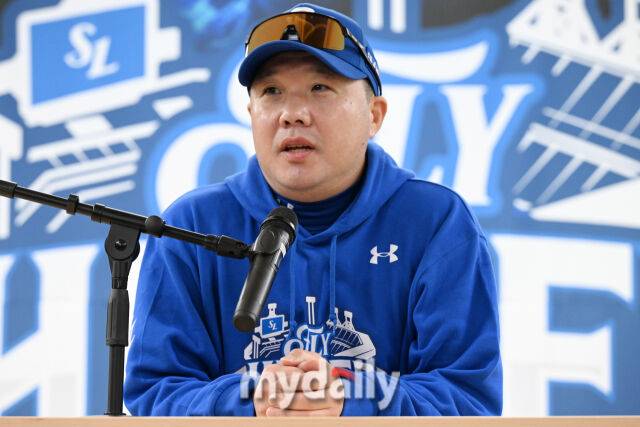 22일 대구 삼성라이온즈파크에서 열린 '2025 신한 SOL BANK KBO 포스트 시즌' 삼성 라이온즈와 한화 이글스 플레오이프(PO) 4차전 경기. 삼성 박진만 감독이 경기 전 인터뷰에 참해 질문에 답하고 있다./대구=한혁승 기자