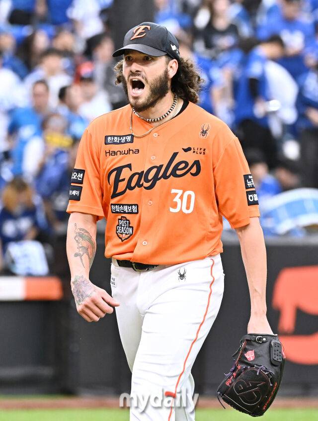 18일 오후 대전광역시 중구 대전 한화생명볼파크에서 진행된 '2025 프로야구 KBO리그 포스트시즌' 플레이오프(PO) 1차전 한화이글스와 삼성라이온즈의 경기. 한화 폰세가 5회초를 무실점으로 막은 뒤 포효하고 있다./마이데일리