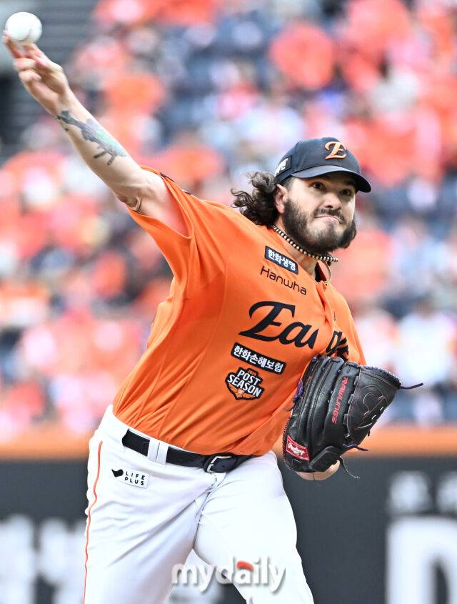 18일 오후 대전광역시 중구 대전 한화생명볼파크에서 진행된 '2025 프로야구 KBO리그 포스트시즌' 플레이오프(PO) 1차전 한화이글스와 삼성라이온즈의 경기. 한화 선발투수 폰세가 역투하고 있다./마이데일리