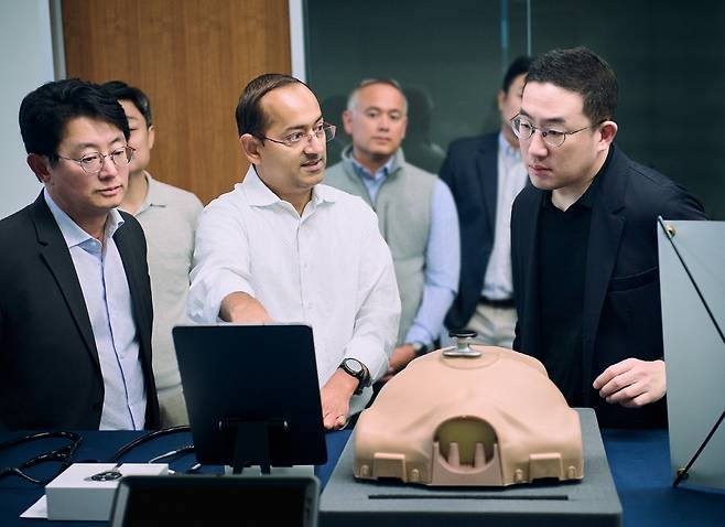 구광모(오른쪽) LG그룹 회장이 지난해 6월 미국 실리콘밸리에 있는 LG테크놀로지벤처스에 방문해 LG테크놀로지벤처스가 투자한 주요 스타트업의 기술을 살펴보는 모습. [LG 제공]