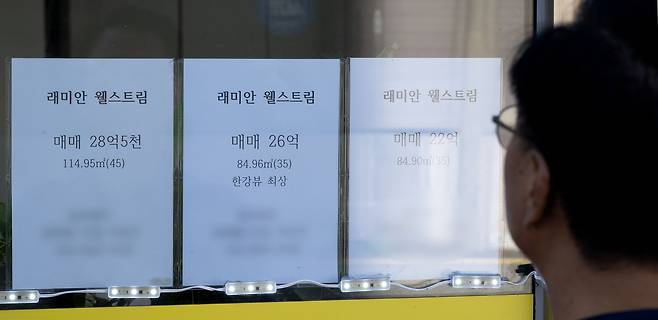정부가 15일 서울과 수도권 일부 지역의 집값이 급등에 대처하기 위해 주택시장 안정화 대책을 발표했다. 이날 발표된 안정화 대책은 조정대상지역 및 투기과열지구를 추가 지정하고, 수도권 규제지역 내 주택담보대출에 한해 스트레스 금리를 1.5%에서 3.0%로 상향 조정하는 등 부동산 관련 규제를 대폭 강화하는 것을 골자로 하고 있다. 이날 오전 서울 도심 내 한 부동산에 아파트 가격표가 부착되어 있다. 임세준 기자