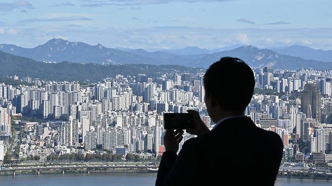 정부가 15일 서울과 수도권 일부 지역의 집값이 급등에 대처하기 위해 주택시장 안정화 대책을 발표했다. 이날 발표된 안정화 대책은 조정대상지역 및 투기과열지구를 추가 지정하고, 수도권 규제지역 내 주택담보대출에 한해 스트레스 금리를 1.5%에서 3.0%로 상향 조정하는 등 부동산 관련 규제를 대폭 강화하는 것을 골자로 하고 있다. 사진은 이날 오전 서울 마포구의  주거지역 일대 모습. 임세준 기자