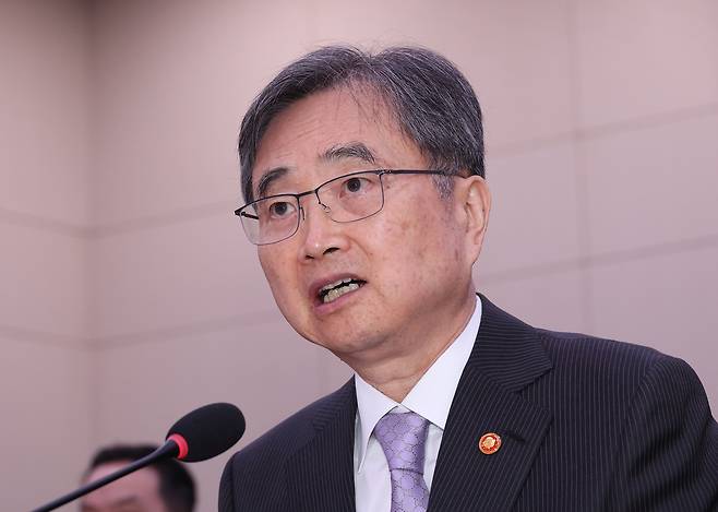 조현 외교부 장관이 13일 서울 여의도 국회에서 열린 외교통일위원회 국정감사에서 의원 질의에 답하고 있다. [연합]