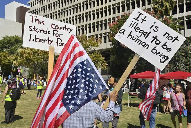 셧다운·이민단속·군투입 여파 속에서 지난 18일(현지시간) 미국 전역 주요 도시에서는 현 트럼프 행정부의 정책에 반대하는 평화 시위가 수천 건 열렸다. 미국 LA 시청 인근에서 지난 열린 대규모 ‘노 킹스(No Kings·왕은 없다)’ 시위 현장. [UPI]