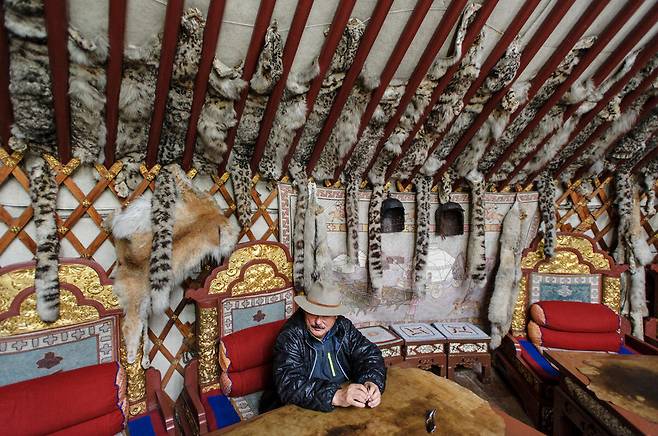 천장에 걸려있는 눈표범의 가죽[WWF 제공]