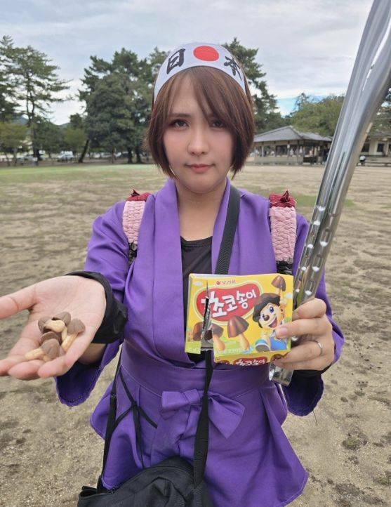 [서울=뉴시스]일본 시의원 아내인 시짱이 나라현 사슴 공원에서 한국 과자인 초코송이를 발견했다며 공개한 사진.(사진출처: 엑스 캡처)2025.10.22.