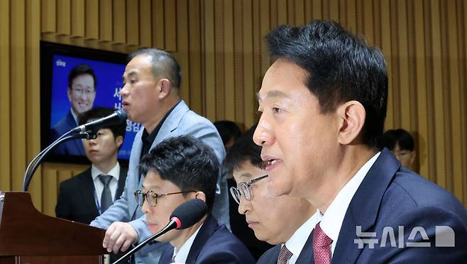 [서울=뉴시스] 김선웅 기자 = 오세훈 서울시장이 23일 서울시청에서 열린 국회 행정안전위원회의 서울특별시에 대한 국정감사에서 의원 질의에 답변하는 옆으로 명태균 증인이 증언대에 서있다. 2025.10.23. mangusta@newsis.com