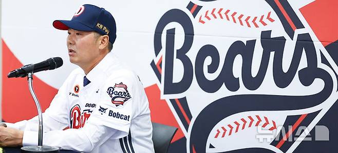 [서울=뉴시스] 최진석 기자 = 프로야구 두산 베어스 제12대 사령탑으로 부임한 김원형 감독이 23일 서울 잠실야구장에서 열린 취임식에서 발언하고 있다. 2025.10. 23. myjs@newsis.com