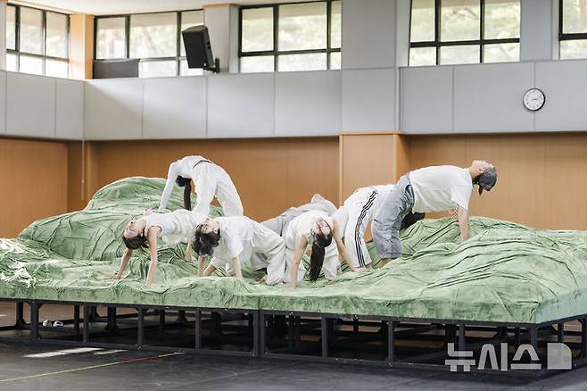 [서울=뉴시스] 23일 서울 중구 국립극장에서 국립무용단 '2025 안무가 프로젝트'에서 박수윤 안무가가 '죽 페스'를 선보이고 있다. (사진=국립극장 제공)