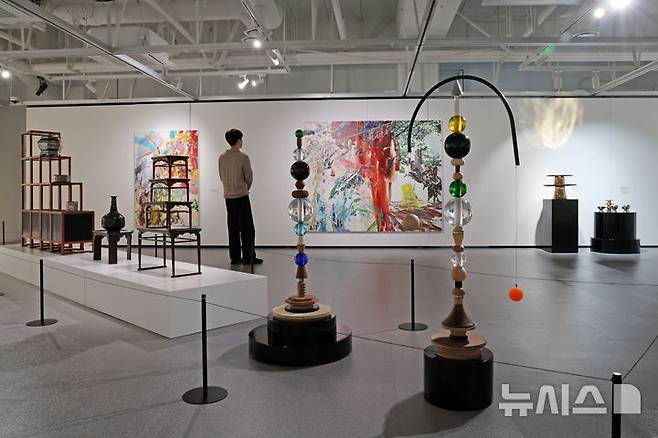 [포항=뉴시스] 박진희 기자 = 한국헤리티지문화재단과 세이버스코리아는 23일 경북 포항시 문화예술팩토리 아트갤러리에서 K-헤리티지 아트전 '이음의 변주‘ 기자간담회를 갖고 주요 작품을 선보이고 있다. 이번 전시는 포항의 정체성인 불과 철을 바탕으로 전통 공예와 현대 미술이 어울어진 다양한 장르의 작품 70여 점을 소개한다. 전시는 11월 7일까지. 2025.10.23. pak7130@newsis.com