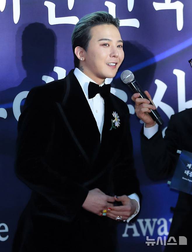 [서울=뉴시스] 김혜진 기자 = 가수 지드래곤이 23일 오후 서울 중구 국립극장에서 열린 제16회 대한민국 대중문화예술상에서 인사말을 하고 있다. 2025.10.23. jini@newsis.com