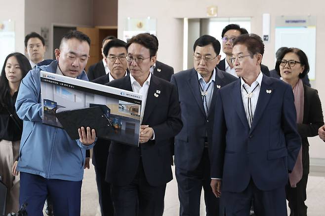 [서울=뉴시스] 추상철 기자 = APEC 정상회의 준비위원장 김민석 국무총리가 지난 17일 경북 경주시 소재 APEC 경제인행사장소에서 준비 상황을 점검하고 있다. (사진=총리실 제공) 2025.10.17. photo@newsis.com *재판매 및 DB 금지