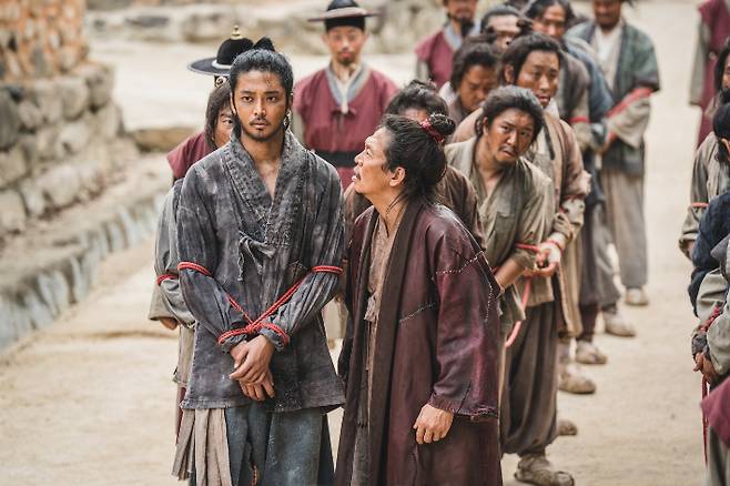 로운은 이번 액션 촬영이 과거 아이돌 활동 경험 덕분에 한층 수월했다고 전했다. 그는"예전에 춤을 배워놓은 게 있어서 합을 빨리 외우고 리듬도 잘 탈 수 있었다"며 "무술 감독님이 정해진 틀처럼 보이지 않길 원해서 몸을 자유롭게 쓸 수 있었다. 액션 스쿨도 열심히 다녔다"고 말했다. 월트디즈니 컴퍼니 코리아 제공