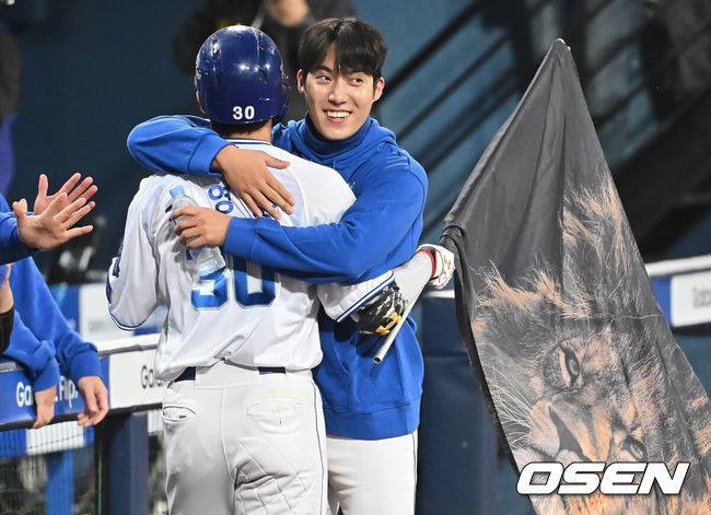 [OSEN=대구, 이석우 기자] 22일 대구 삼성라이온즈파크에서 2025 신한 SOL뱅크 KBO 플레이오프 삼성 라이온즈와 한화 이글스의 4차전 경기가 열렸다. 홈팀 삼성은 원태인이, 방문팀 한화는 정우주가 선발 투수로 출전했다.삼성 라이온즈 김영웅이 7회말 1사 1,2루 우월 역전 3점 홈런을 치고 원태인의 축하를 받고 있다. 2025.10.22 / foto0307@osen.co.kr