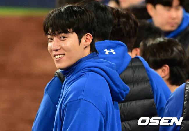 [OSEN=대구, 조은정 기자]22일 대구 삼성라이온즈파크에서 2025 신한 SOL Bank KBO리그 포스트시즌 플레이오프 4차전 삼성 라이온즈와 한화 이글스의 경기가 열렸다.홈팀 삼성은 원태인, 방문팀 한화는 정우주를 선발로 내세웠다.7회말 1사 1,2루 삼성 김영웅의 역전 3점 홈런에 원태인이 기뻐하고 있다. 2025.10.22 /cej@osen.co.kr