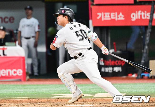 [OSEN=수원, 박준형 기자]  4일 오후 수원 KT 위즈 파크에서 ‘2025 신한 SOL BANK KBO리그’ KT 위즈와 LG 트윈스의 경기가 진행됐다. 이날 경기 KT는 문용익을, LG는 송승기를 선발투수로 내세웠다.5회말 2사 2루 KT 대타 강백호가 역전 1타점 적시타를 날리고 있다. .  2025.09.04 / soul1014@osen.co.kr