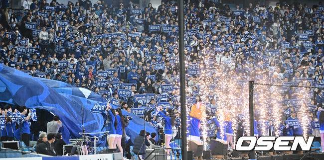 [OSEN=대구, 이석우 기자] 21일 대구 삼성라이온즈파크에서 2025 신한 SOL뱅크 KBO 플레이오프 삼성 라이온즈와 한화 이글스의 3차전 경기가 열렸다. 홈팀 삼성은 후라도가, 방문팀 한화는 류현진이 선발 투수로 출전했다.삼성 라이온즈 팬들이 응원을 하고 있다. 2025.10.21 / foto0307@osen.co.kr