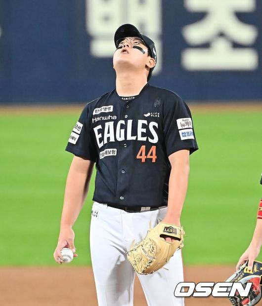 [OSEN=대구, 이석우 기자] 22일 대구 삼성라이온즈파크에서 2025 신한 SOL뱅크 KBO 플레이오프 삼성 라이온즈와 한화 이글스의 4차전 경기가 열렸다. 홈팀 삼성은 원태인이, 방문팀 한화는 정우주가 선발 투수로 출전했다.한화 이글스 김서현이 6회말 삼성 라이온즈 김영웅에게 동점 3점 홈런을 허용한 후 교체되고 있다. 2025.10.22 / foto0307@osen.co.kr