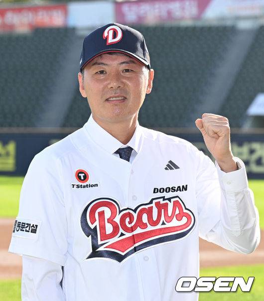 [OSEN=잠실, 이대선 기자] 23일 오후 서울 잠실야구장에서 두산 베어스 김원형 감독 취임식이 열렸다.계약 규모는 2+1년 최대 20억 원(계약금 5억, 연봉 각 5억 원)이다.김 감독은 23일&nbsp;취임식을 거쳐 29일부터 진행되는 일본 미야자키 마무리캠프로 향해 2025시즌을 복기하고 2026시즌 팀을 한 단계 업그레이드 시킬 수 있는 옥석가리기에 나설 예정이다.두산 김원형 감독이 기념촬영을 하고 있다. 2025.10.23 /sunday@osen.co.kr